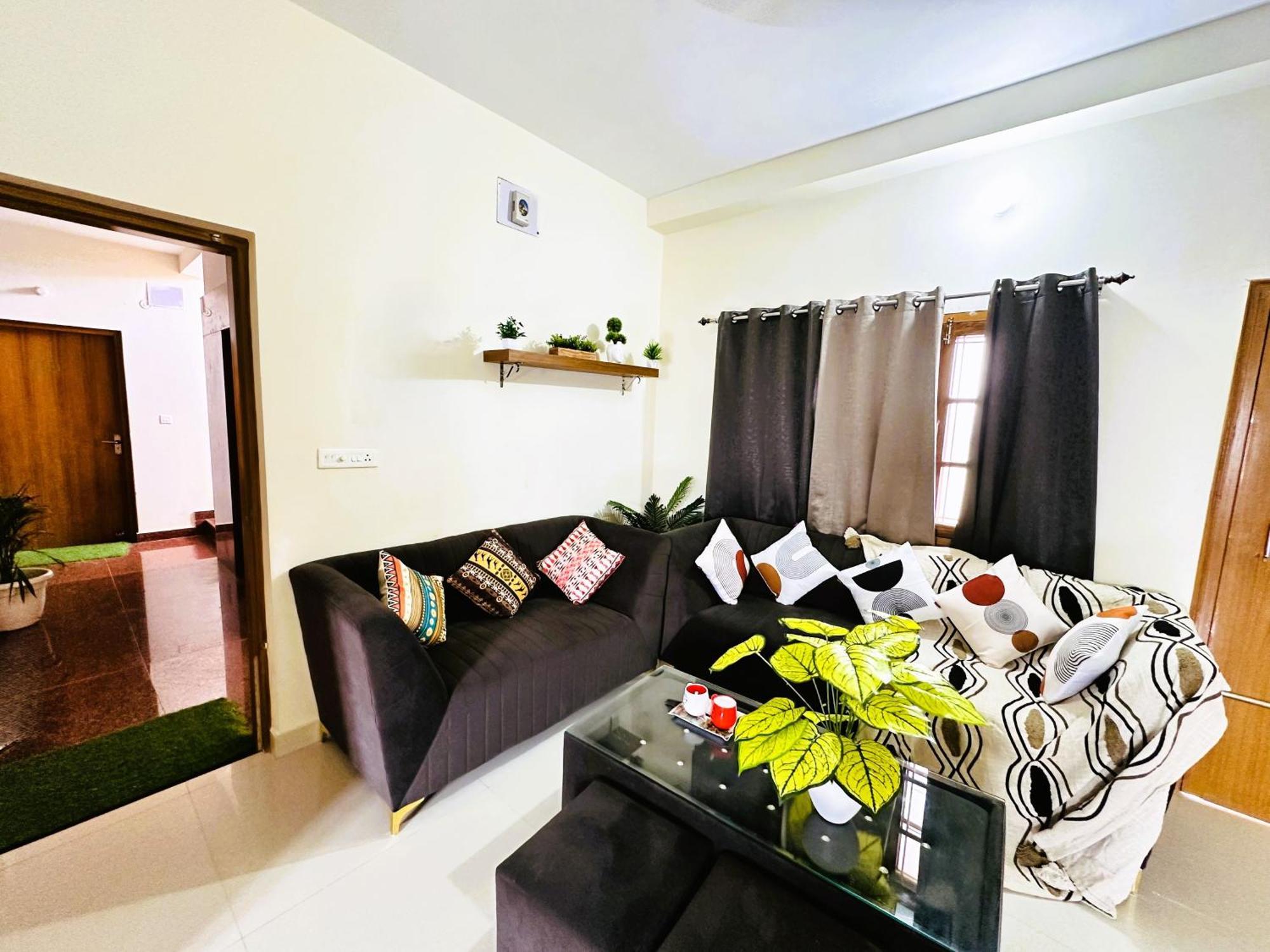 Zoomstay - 3Bhk Apartments พาราณสี ภายนอก รูปภาพ