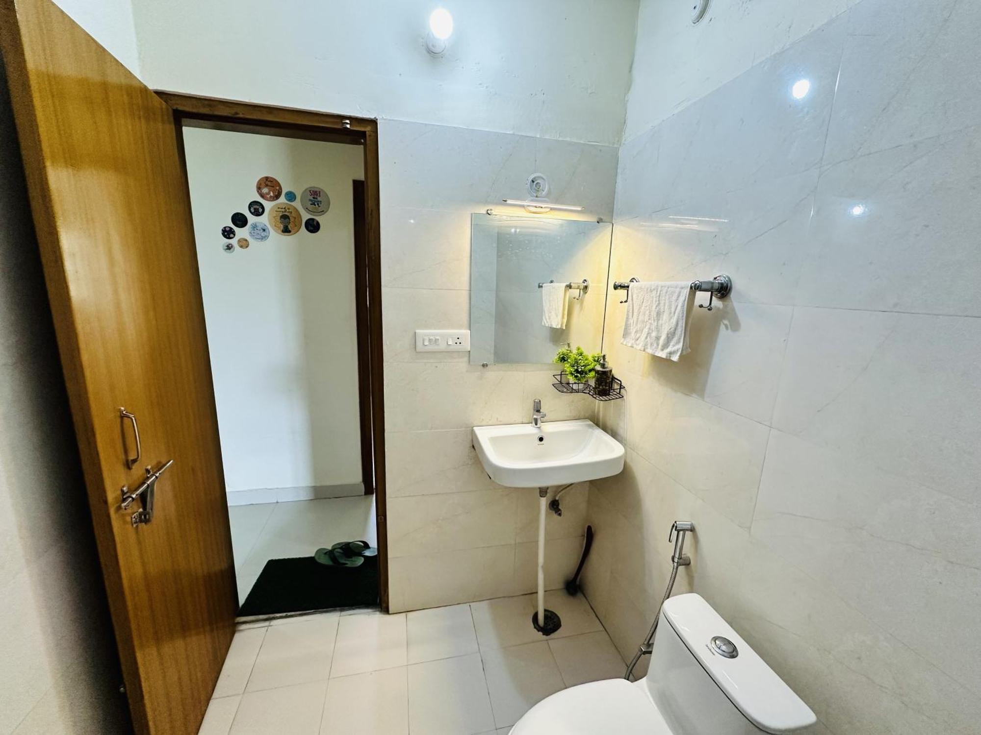 Zoomstay - 3Bhk Apartments พาราณสี ภายนอก รูปภาพ