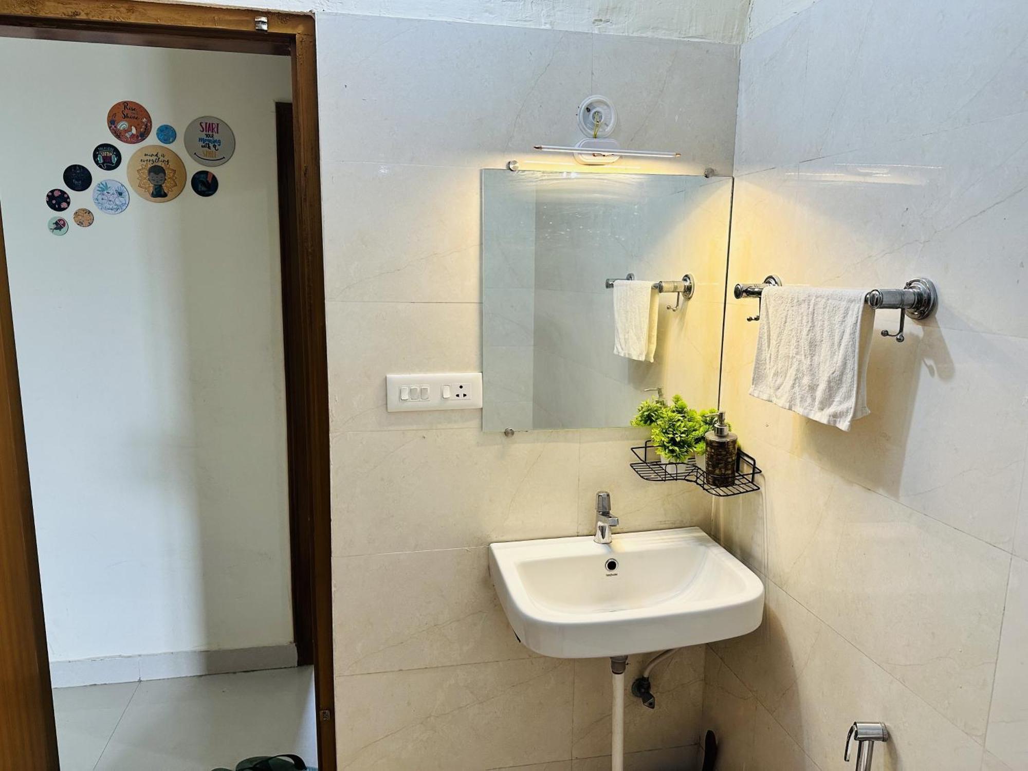 Zoomstay - 3Bhk Apartments พาราณสี ภายนอก รูปภาพ