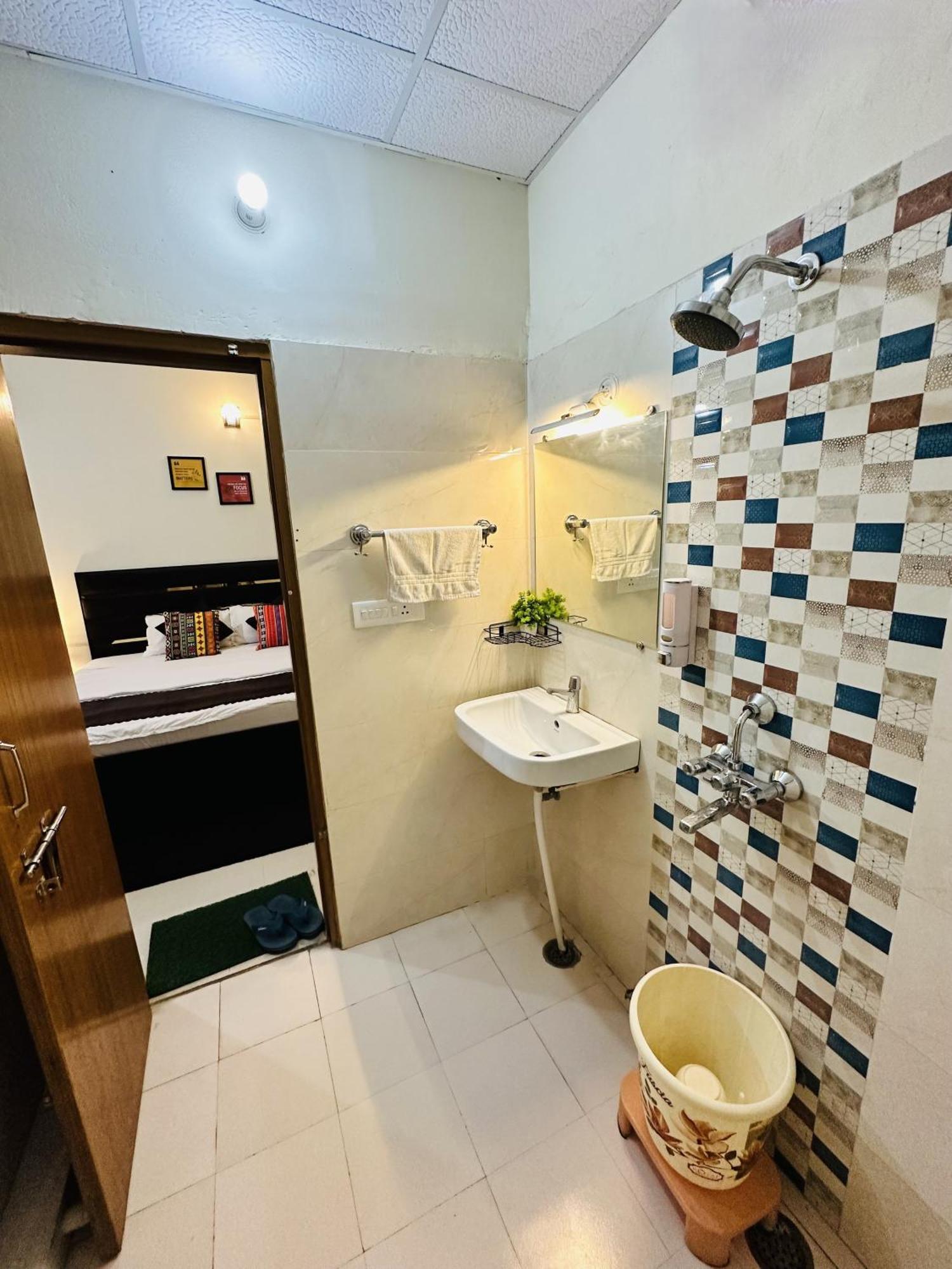 Zoomstay - 3Bhk Apartments พาราณสี ภายนอก รูปภาพ